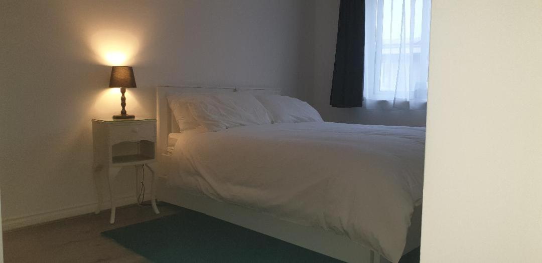 Lovely 2-Bedroom, 1 Bathroom Home, Sleeps 4 Londres Exterior foto